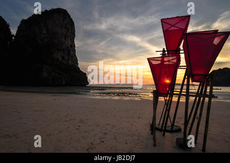 Perfekte Bucht auf Railay Strand Sonnenuntergang in Krabi Thailand, Asien. Stockfoto