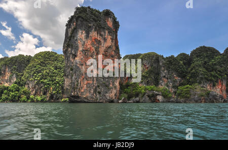 Perfekte tropische Bucht auf Railay Strand in Krabi Thailand, Asien Rock. Stockfoto