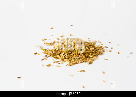 Haufen von Fenchelsamen isoliert auf weißem Hintergrund Stockfoto