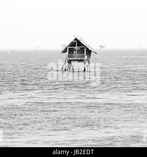 Ferienhaus befindet sich im Meer. Die Unterkunft der Fischer, Phetchaburi, Thailand. Schwarz und weiß. Stockfoto