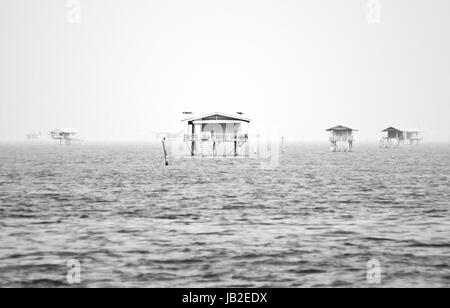 Ferienhaus befindet sich im Meer. Die Unterkunft der Fischer, Phetchaburi, Thailand. Schwarz und weiß. Stockfoto