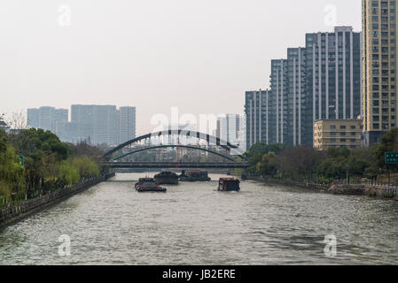 Boote am Canal Grande im Zentrum der Stadt Hangzhou, Provinz Zhejiang, China Stockfoto