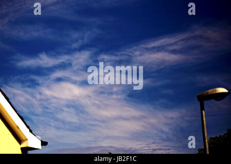 Gesichts Pareidolie blauer Himmel mit weißen Wolken, die aussehen wie Gizmo Mogwai Stockfoto