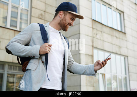 SMS mit Freund auf Smartphone Stockfoto