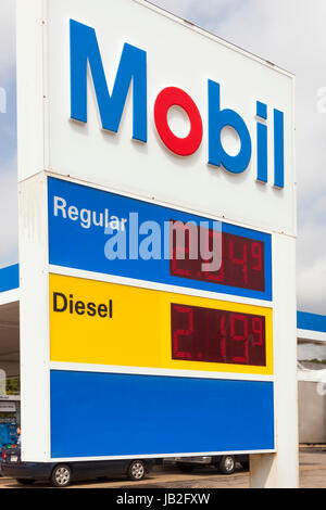 Mobil Zeichen Werbung sehr niedrige Preise an einer Tankstelle. Stockfoto