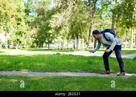 Bärtige Gamer im öffentlichen Park Stockfoto