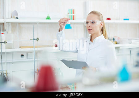 Ernsthafte Forscherin im Labor Stockfoto