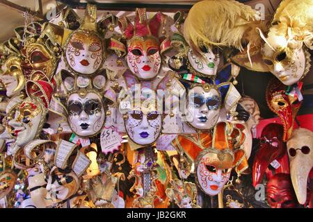 Fantasievolle venezianischen Karnevalsmasken in einem Souvenirladen in Venedig, Italien, Europa. Stockfoto