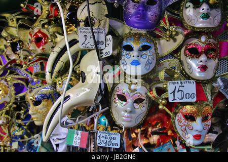 Fantasievolle venezianischen Karnevalsmasken in einem Souvenirladen in Venedig, Italien, Europa. Stockfoto