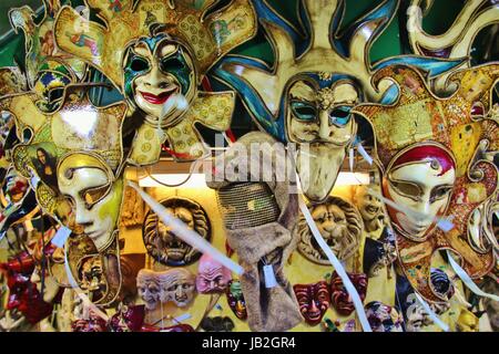 Fantasievolle venezianischen Karnevalsmasken in einem Souvenirladen in Venedig, Italien, Europa. Stockfoto