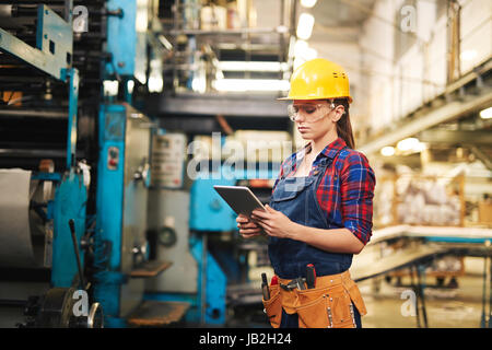 Machen Inventur im modernen Werk Stockfoto