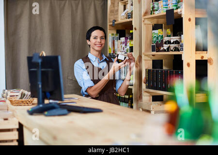 Vermittlung von Produkten in den Regalen Stockfoto