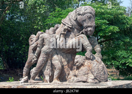 Statue eines Pferdes Krieg in der antiken Surya-Hindu-Tempel bei Konark in Orissa, Indien. 13. Jahrhundert n. Chr. Stockfoto