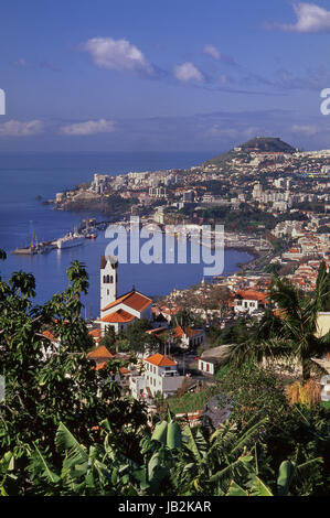 Hafen von FUNCHAL MADEIRA Funchal, ein Kreuzfahrt-Destination mit Kreuzfahrtschiff vor Anker im Hafen und Kirchturm, Madeira Portugal Stockfoto