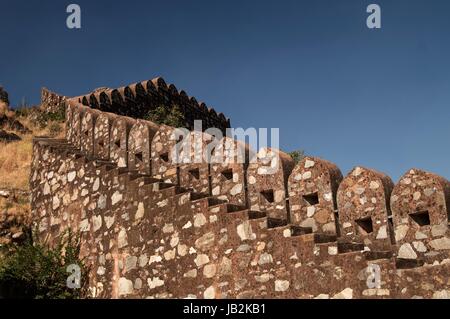 Befestigten Mauern von der 15. Jahrhundert Festung Kumbhalgarh in Rajasthan, Indien. Stockfoto