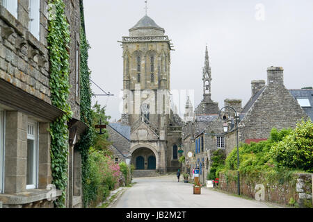 Street View von Locronan, einem idyllischen mittelalterlichen Dorf in der Bretagne, Frankreich Stockfoto