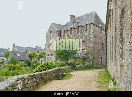 Street View von Locronan, einem idyllischen mittelalterlichen Dorf in der Bretagne, Frankreich Stockfoto