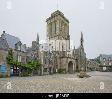 Street View von Locronan, einem idyllischen mittelalterlichen Dorf in der Bretagne, Frankreich Stockfoto