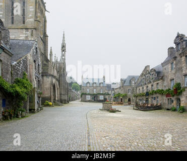 Street View von Locronan, einem idyllischen mittelalterlichen Dorf in der Bretagne, Frankreich Stockfoto