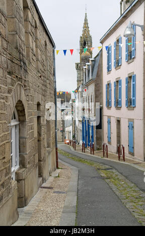 Street View von Locronan, einem idyllischen mittelalterlichen Dorf in der Bretagne, Frankreich Stockfoto