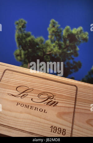 CHATEAU LE PIN POMEROL WEIN CASE Fall der schönen Château Le Pin unter tatsächlichen Pine Tree, auf dem es nach der benannt ist. Pomerol, Gironde, Frankreich. Bordeaux Stockfoto