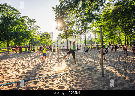 Ein Beach-Volleyball im Central Park in New York City Stockfoto