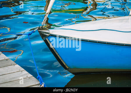 Ein Segelboot auf der Außenalster in Hamburg vor. Stockfoto