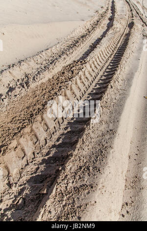 Industrielle Auto Reifen Spuren auf Sand Hintergrund Stockfoto