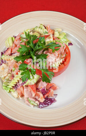 Thunfisch-Salat mit verschiedenem Gemüse auf Platte Stockfoto