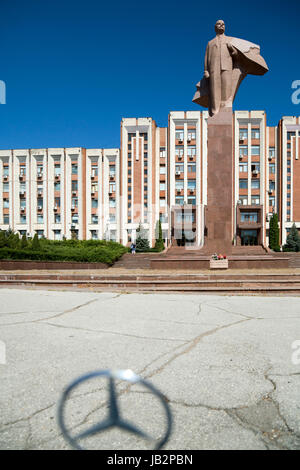 25.08.2016, Moldawien, Transnistrien, Tiraspol - Regierung und Parlament Gebäude mit Lenindenkmal auf der zentralen Hauptstraße 25. Oktober. Im Vordergrund das Symbol des Klassenfeindes - ein Mercedesstern. Transnistrien ist eine partielle Republik unter russischem Einfluss östlich des Flusses Dnister. Die Region löste sich 1992 aus der Republik Moldau und nicht von einem anderen Land anerkannt. Auch die Russisch-abhängige Entität ist bekannt als die Transdnestrovian Republik (Pridnestrovkaja Moldavskaja Respublika / PMR). Tiraspol ist die Hauptstadt. 00A160825D052CAROEX. JPG - nicht für den Verkauf in Stockfoto