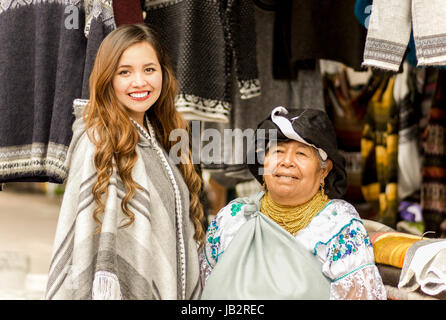 OTAVALO, ECUADOR - 17. Mai 2017: Eine nicht identifizierte hispanische indigene Frau tragen traditionelle Kleidung der Anden und Halskette, mit schönen Kaukasien Stockfoto