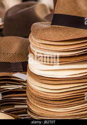 OTAVALO, ECUADOR - 17. Mai 2017: Handgefertigte Panamahüte an der Craft Market in Otavalo, Ecuador. Stockfoto