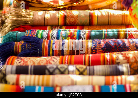 OTAVALO, ECUADOR - 17. Mai 2017: Die typischen Anden Stoffen auf dem Kunsthandwerk-Markt von Otavalo, Ecuador verkauft. Stockfoto