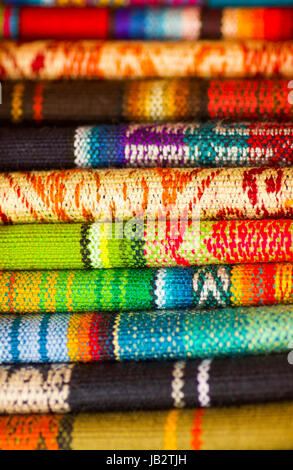 OTAVALO, ECUADOR - 17. Mai 2017: Die typischen Anden Stoffen auf dem Kunsthandwerk-Markt von Otavalo, Ecuador verkauft. Stockfoto