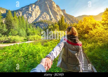 Hand in hand. Zumwalt Wiesen wandern im Kings Canyon National Park, eine Lichtung im Wald mit Wildblumen und Granitfelsen der Grand Sentin Stockfoto