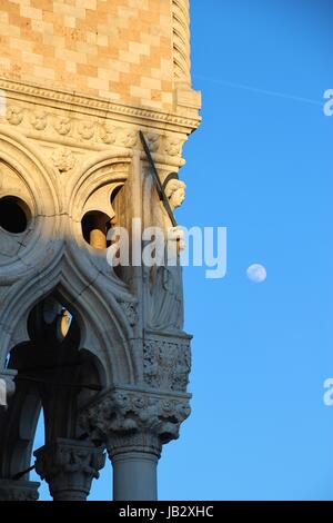 Nahaufnahme der Fassade der Doge's Palace mit Arkaden und einem einzigen Skulptur, der Mond scheint. Piazza San Marco, Venedig, Italien, Eu Stockfoto