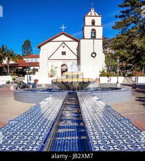 Mexikanische Fliese Brunnen Mission San Buenaventura Ventura, Kalifornien.  1782 von Pater Junipero Serra gegründet.  Benannt nach Saint Bonaventure Stockfoto