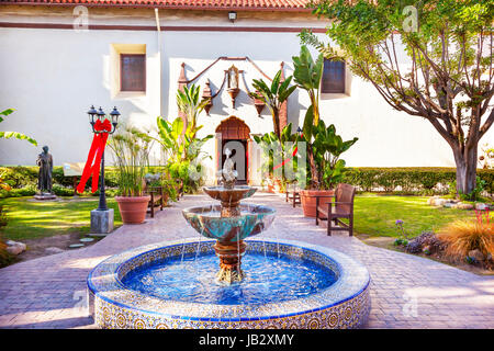 Mexikanische Fliese Brunnen Serra Statue Mission San Buenaventura Ventura, Kalifornien.  1782 von Pater Junipero Serra gegründet.  Benannt nach Saint Bonaventure Stockfoto