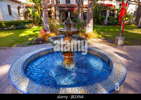 Mexikanische Fliesen Brunnen Garten Mission San Buenaventura Ventura, Kalifornien.  1782 von Pater Junipero Serra gegründet.  Benannt nach Saint Bonaventure Stockfoto