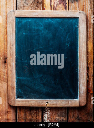 Vintage-Stil Holz gestalteten Tafel über alte Holz Hintergrund. Platz für Ihren eigenen Text einfügen. Stockfoto