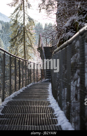 Wanderweg Mit Gitterrost Und Treppen Durch Eine Schlucht Im Winter Stockfoto