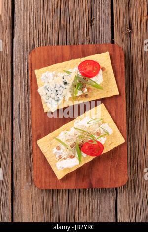 Zwei Scheiben Mais Knäckebrot mit Käse Belag Stockfoto