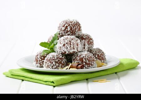 No-Backen Schokolade Schneeball Cookies in Kokos gerollt Stockfoto