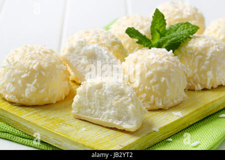 Weiße Schokoladen Marshmallow Schneebälle in Kokosnuss abgedeckt Stockfoto