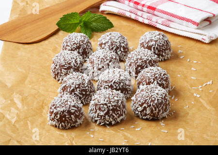 No-Backen Schokolade Schneeball Cookies in Kokos gerollt Stockfoto