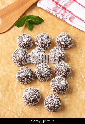 No-Backen Schokolade Schneeball Cookies in Kokos gerollt Stockfoto