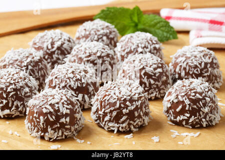 No-Backen Schokolade Schneeball Cookies in Kokos gerollt Stockfoto