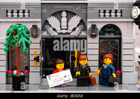 Tambow, Russische Föderation - 21. Januar 2017 Lego Bank. LEGO Mädchen mit Preis-Check kommt aus der Tür der Bank. LEGO Geschäftsmann und Geschäftsfrau sta Stockfoto
