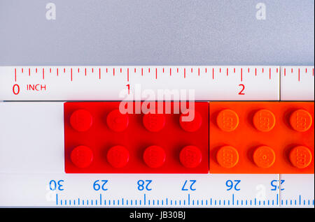 Tambow, Russische Föderation - 20. Mai 2017 Lego Herrscher mit Zoll, Zentimeter und Lego-Steinen. Grauen Hintergrund. Studio gedreht. Stockfoto