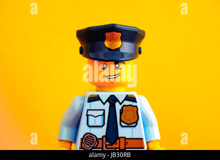 Tambow, Russische Föderation - 3. Juni 2017 Porträt von Lego Polizist Minifigur auf gelbem Hintergrund. Studio gedreht. Stockfoto